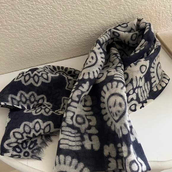 Wool Scarf Medallion Print - Picture 1 of 6